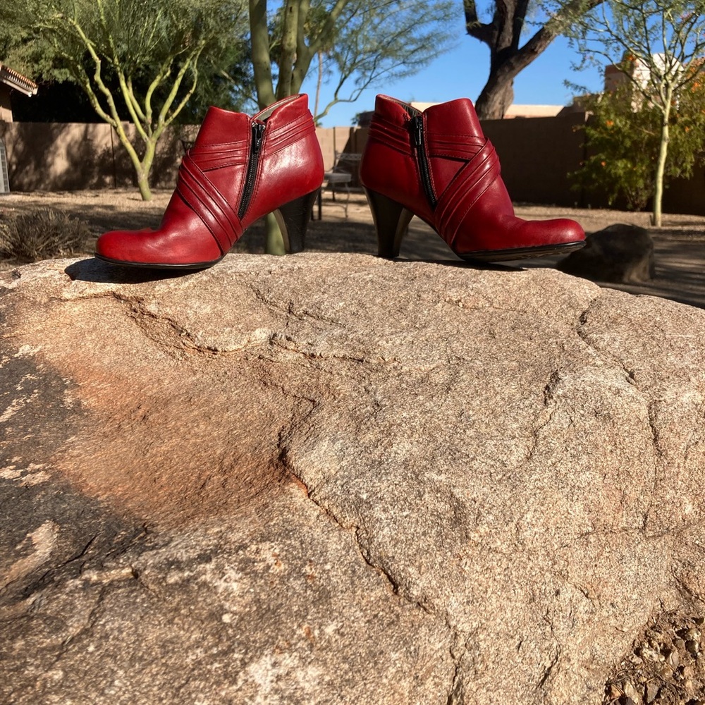 Womens Born Biddy Red Holiday Christmas Leather Boots Sz 7